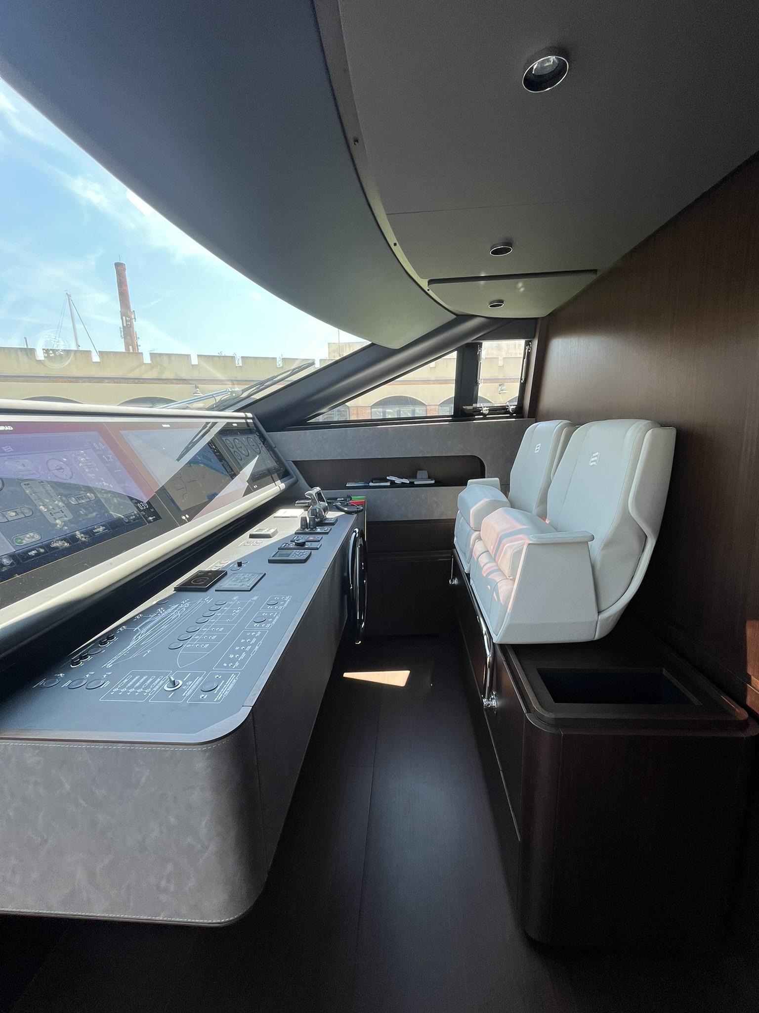 2025 FERRETTI YACHTS 860 